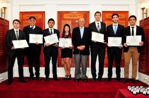 El señor Carlos Henríquez recibió el “Premio Marcos Orrego Puelma” en representación de su hijo Rodrigo.