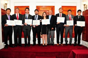 El señor Axel Busch recibió el “Premio Roberto Ovalle Aguirre” en representación de su hijo Nicolás.