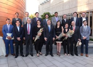 Hernán de Solminihac junto a graduados de su departamento.