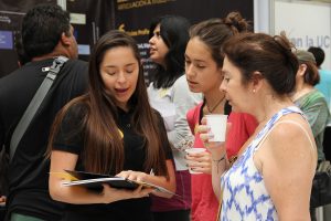 Alumnos de Ingeniería UC resuelven dudas a futuros novatos.