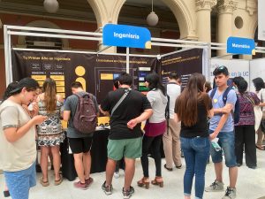 En el stand de Ingeniería UC, alumnos integrantes del Programa Embajadores orientan a los visitantes.