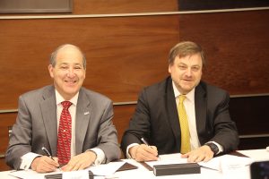 El presidente de la CChC, Sergio Torreti, junto al director del Departamento de Ingeniería y Gestión de la Construcción firmando el convenio.