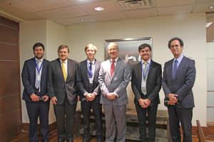 Autoridades junto a los estudiantes de la Escuela de Ingeniería UC. 