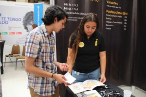 Los estudiantes se informan sobre la malla de la carrera.