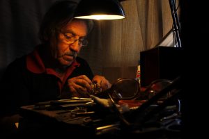 Luis Antequera en su taller