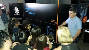 Profesor Rodrigo Cienfuegos inaugurando la muestra