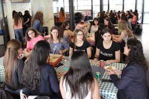 Almuerzo con profesoras y profesionales de la Escuela de Ingeniería