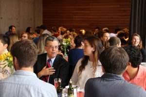 Decano de Ingeniería de Notre Dame, Peter Kilpatrick, compartiendo con alumnos de Ingeniería UC.