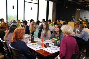 Alumnos y delegación de Notre Dame en almuerzo estudiantil.