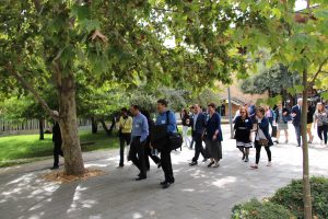 Delegación recorriendo el Campus San Joaquín.