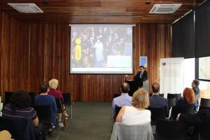 El decano Juan Carlos de la Llera presentando sobre la atracción de talentos.