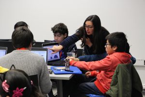 Tutora y alumnos FabLab UC