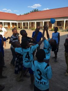 Alumnos y niños de la comunidad de St. Francis de Sales jugando