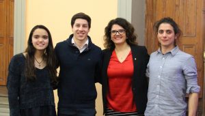 Vicedecana de Ingeniería UC, Loreto Valenzuela, junto a deportistas de Ingeniería