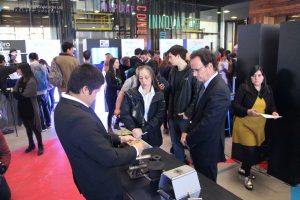 Decano de la Escuela de Ingeniería, Juan Carlos de la Llera, en Feria Brain Chile