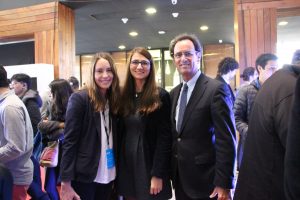 Decano de la Escuela de Ingeniería, Juan Carlos de la Llera; María Molinos, directora de Investigación e Innovación; y Constance Fleet, subdirectora de Innovación