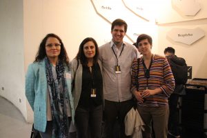 La subdirectora de Ingeniería UC para la vida, Marcela Torrejón y exalumnos generación 2003