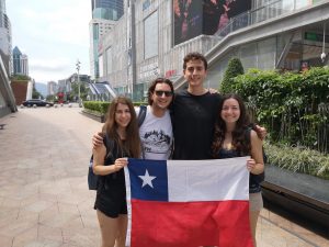 Alumnos de Ingeniería UC junto a coordinador de la Dirección de Investigación e Innovación de Ingeniería UC en China