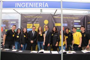 Rector, José Ignacio Sánchez, decano de la Escuela de Ingeniería, Juan Carlos de la Llera y alumnos de Ingeniería UC en stand de Escuela de Ingeniería