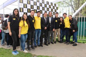 Rector UC, José Ignacio Sánchez, decano de la Escuela de Ingeniería UC, Juan Carlos de la Llera y alumnos de Ingeniería UC