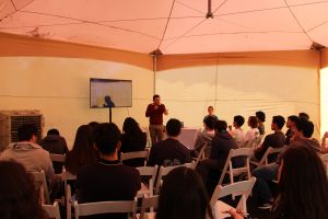 Profesor de Ingeniería UC, Jorge Baier durante su charla frente a los estudiantes de enseñanza media