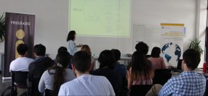 Charla de doble título