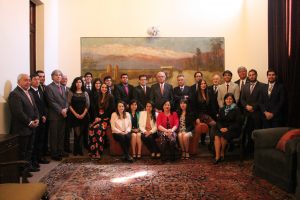 Autoridades y alumnos en Instituto de Ingenieros de Chile