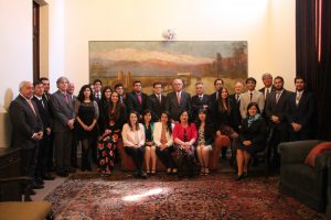 Autoridades y alumnos en Instituto de Ingenieros de Chile