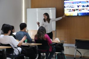 Florencia Mesa, directora de Balloon Latam Chile, explicando el programa Balloon U a los alumnos de Ingeniería UC