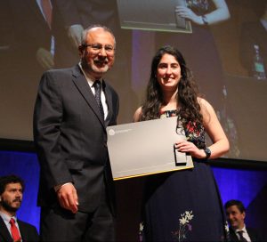 Entrega de diplomas en Ceremonia de Licenciatura