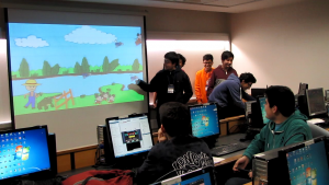 Alumnos del taller presentando sus videojuegos