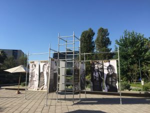 La estructura que destaca a mujeres ingenieras se encuentra en el atrio del Complejo Andrónico Luksic Abaroa.