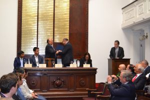 Carlos Mercado entregando premio a Aldo Cipriano