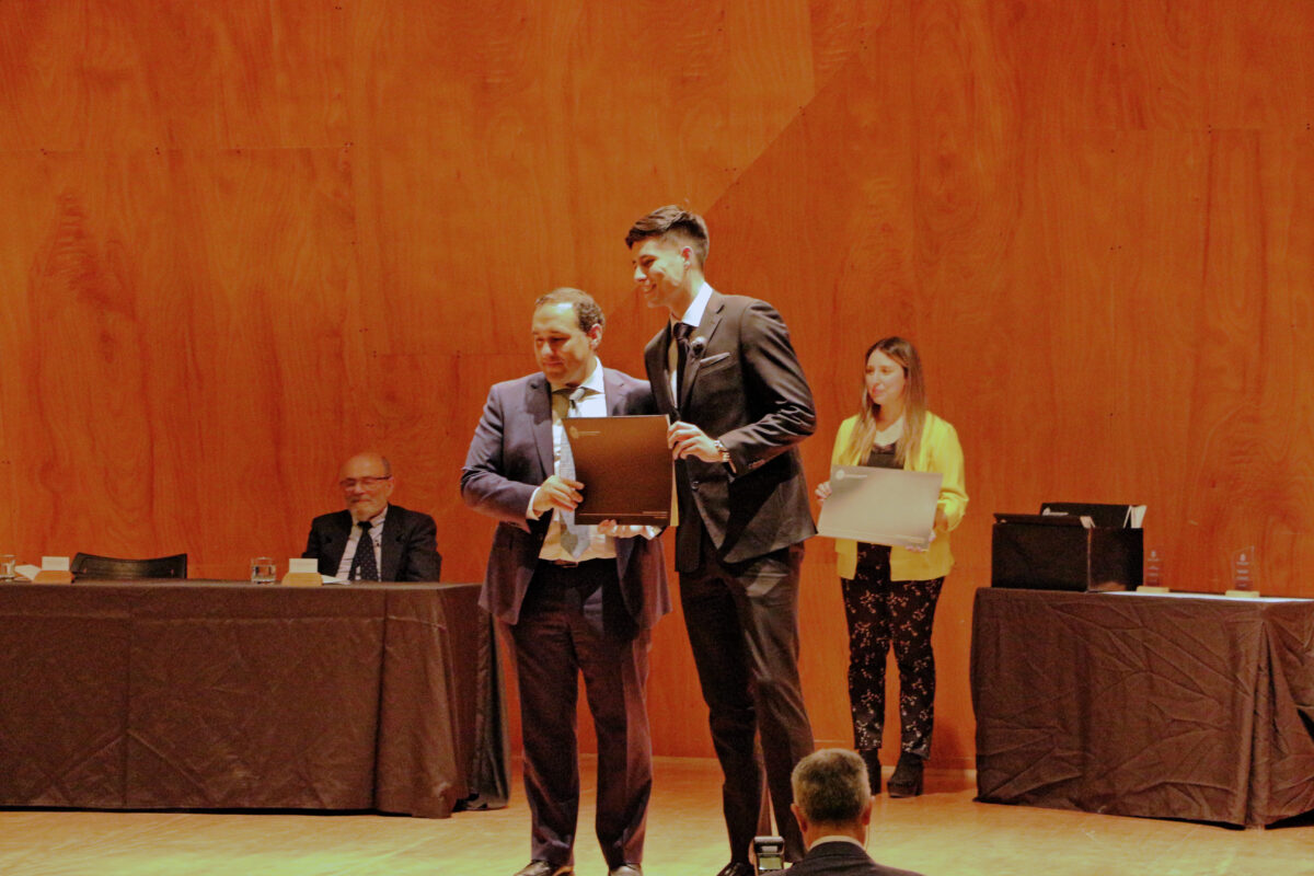 423 estudiantes recibieron sus diplomas de licenciatura en emotiva ...
