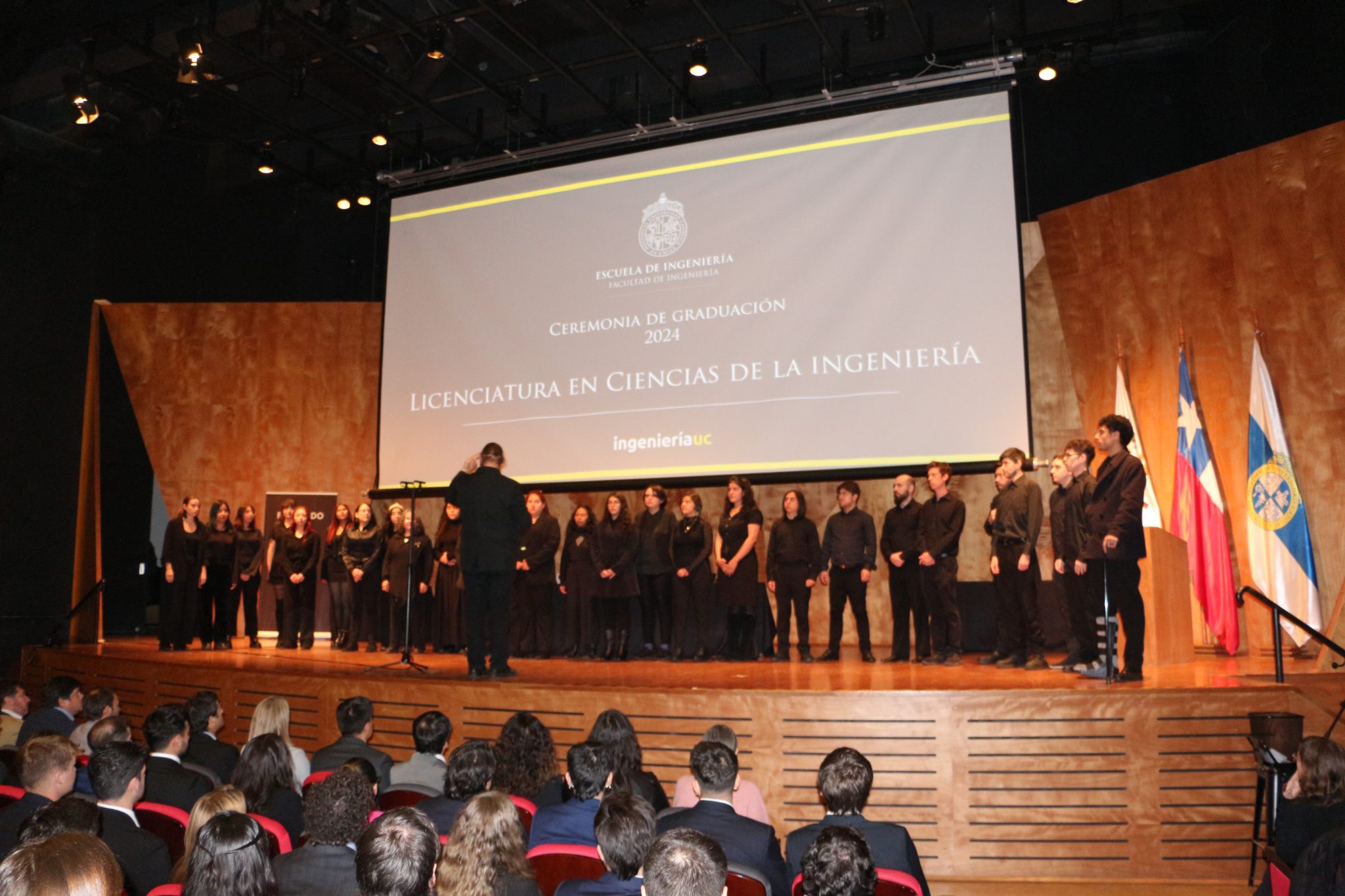 196 estudiantes recibieron sus diplomas de licenciatura en emotiva ...